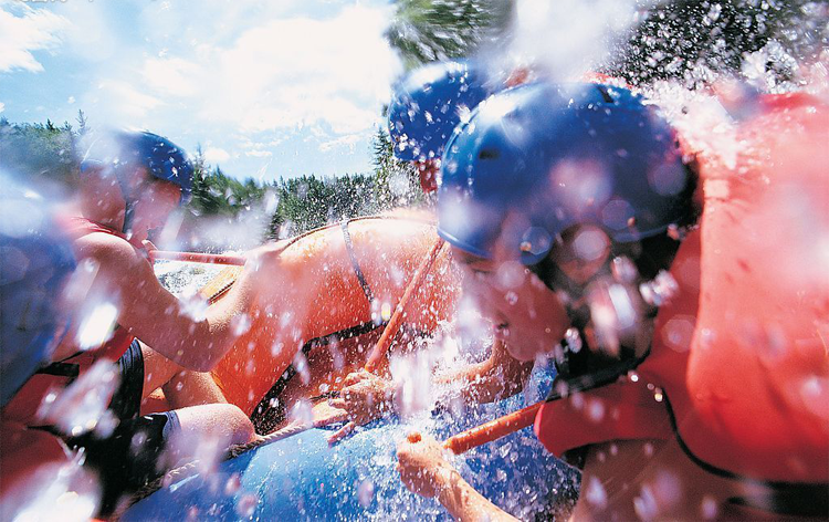 可成員工在東江湖漂流