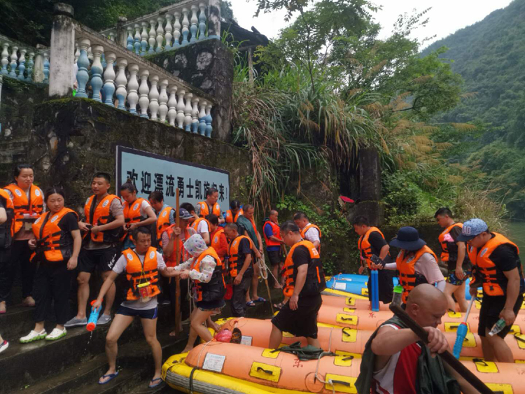 員工東江湖漂流 員工東江湖漂流